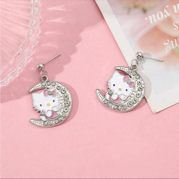 Hello Kitty Moon Earrings - Picture 4 of 5